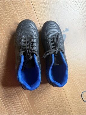 Men's Black Athletic Shoes with Blue Lining soccer shoes